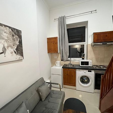 Modern Studios Queenspark London Room photo