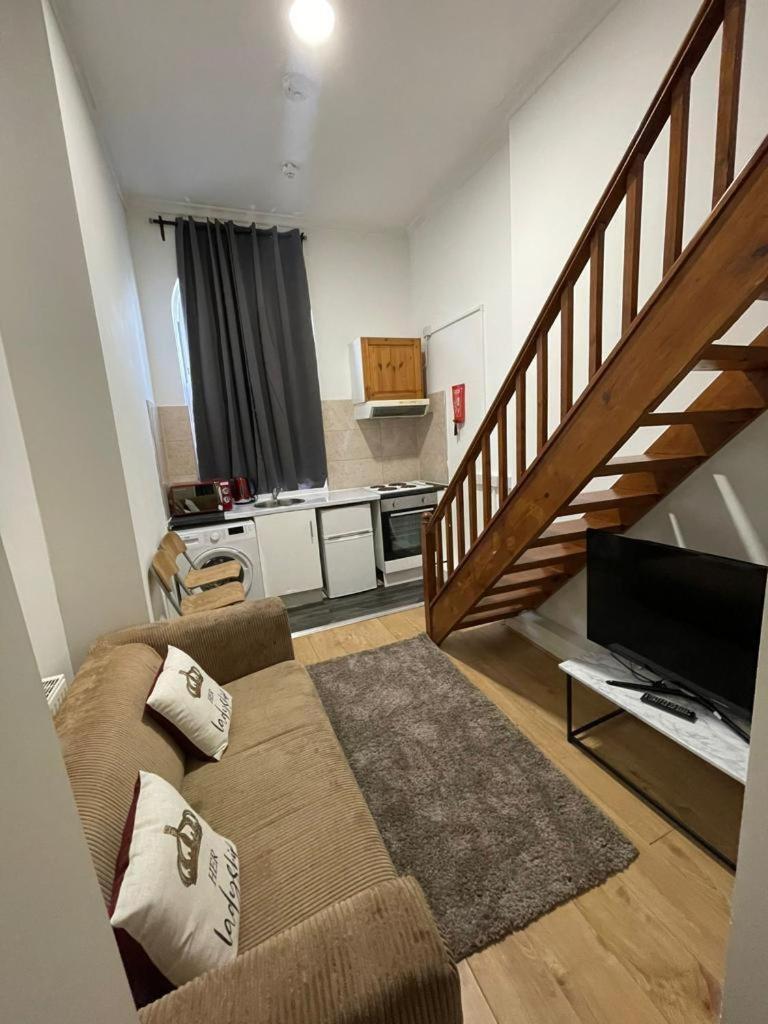 Modern Studios Queenspark London Exterior photo
