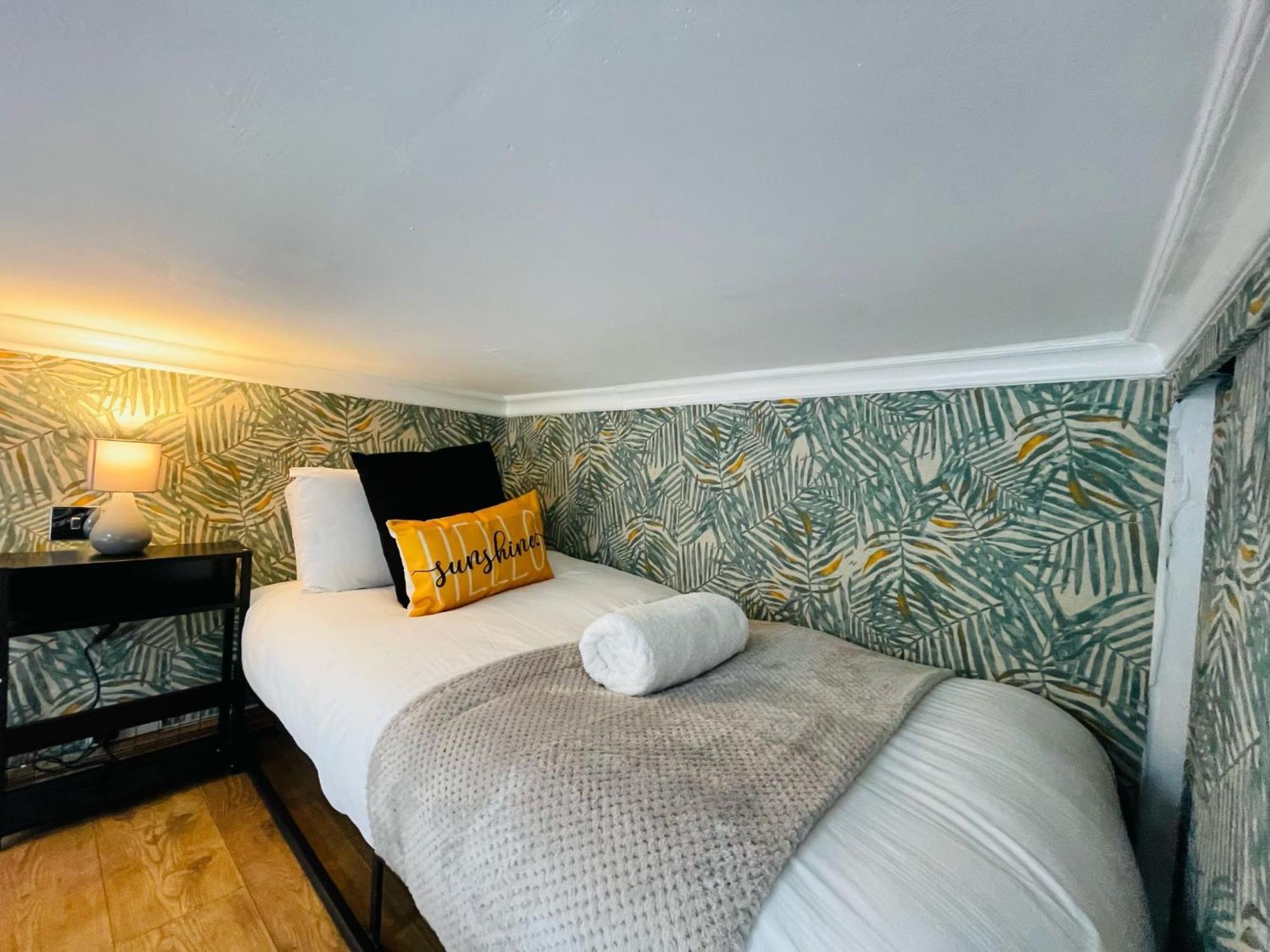Modern Studios Queenspark London Room photo