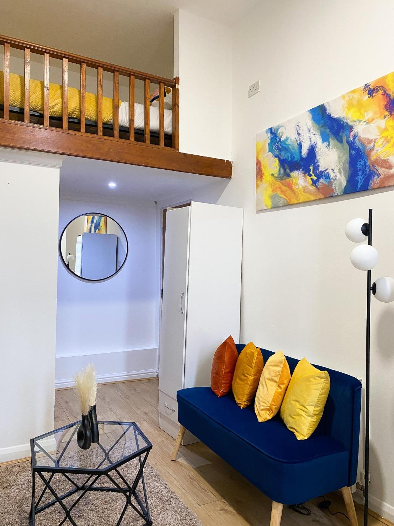 Modern Studios Queenspark London Room photo