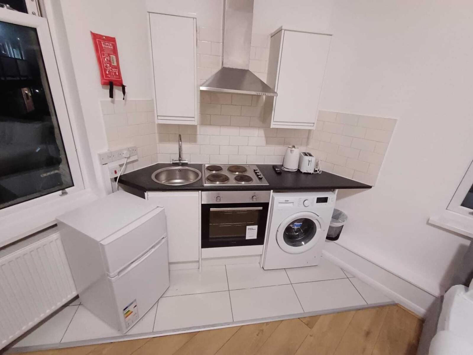 Modern Studios Queenspark London Room photo