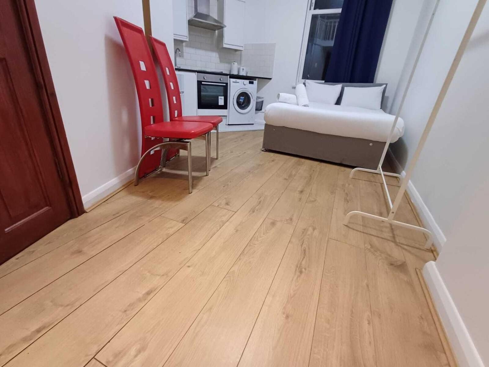 Modern Studios Queenspark London Room photo