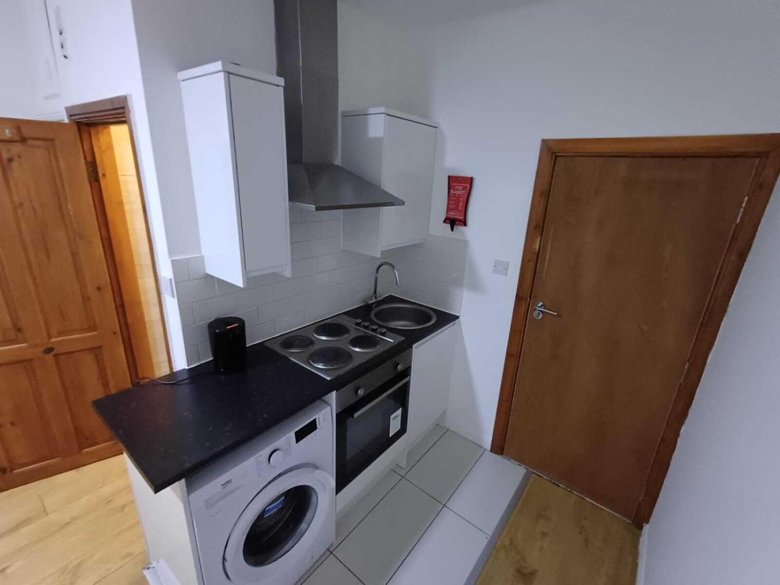Modern Studios Queenspark London Room photo