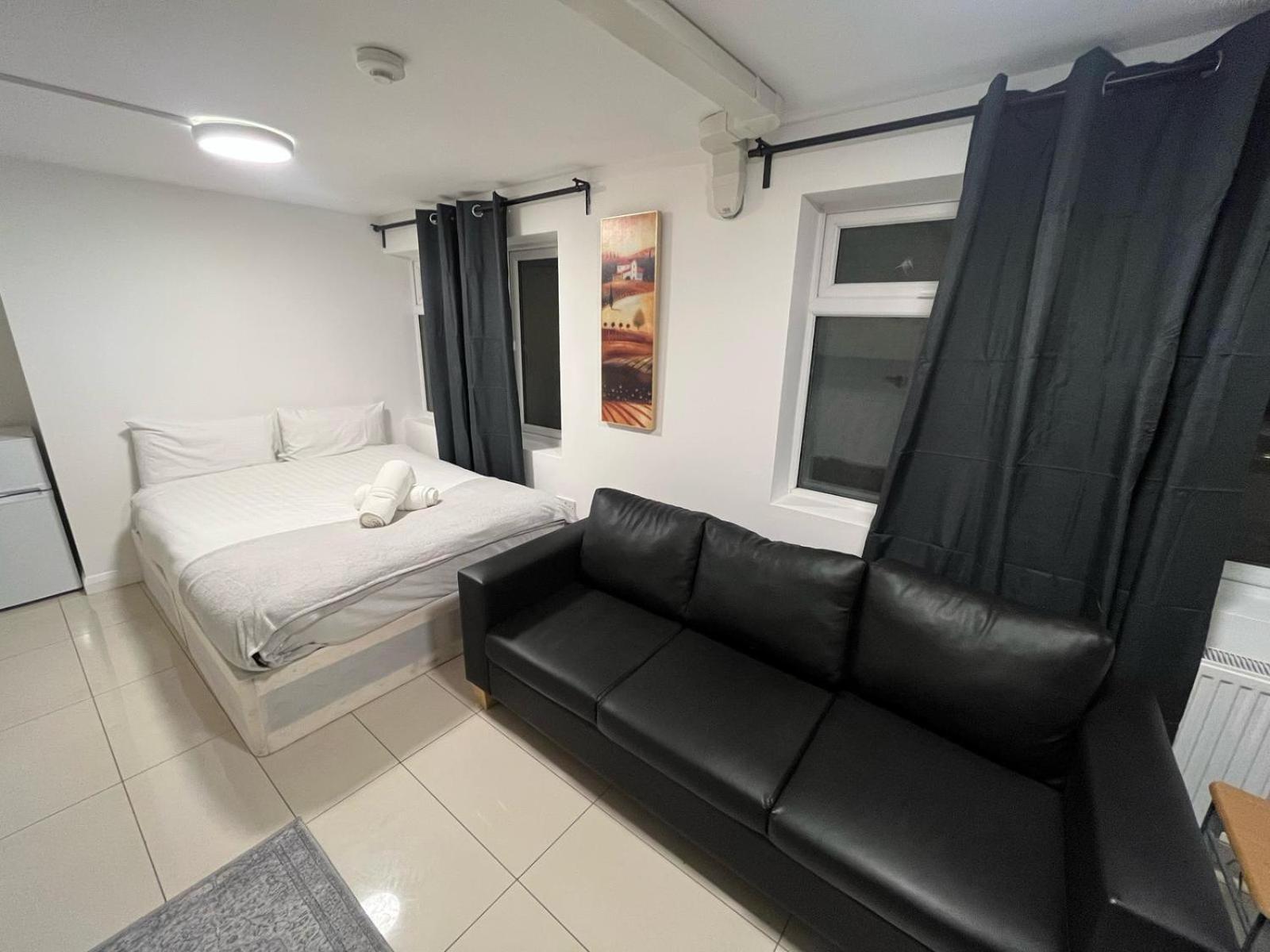 Modern Studios Queenspark London Room photo