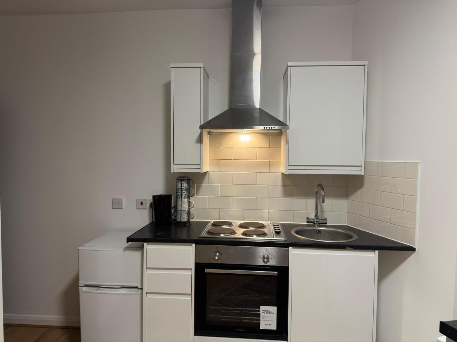 Modern Studios Queenspark London Room photo