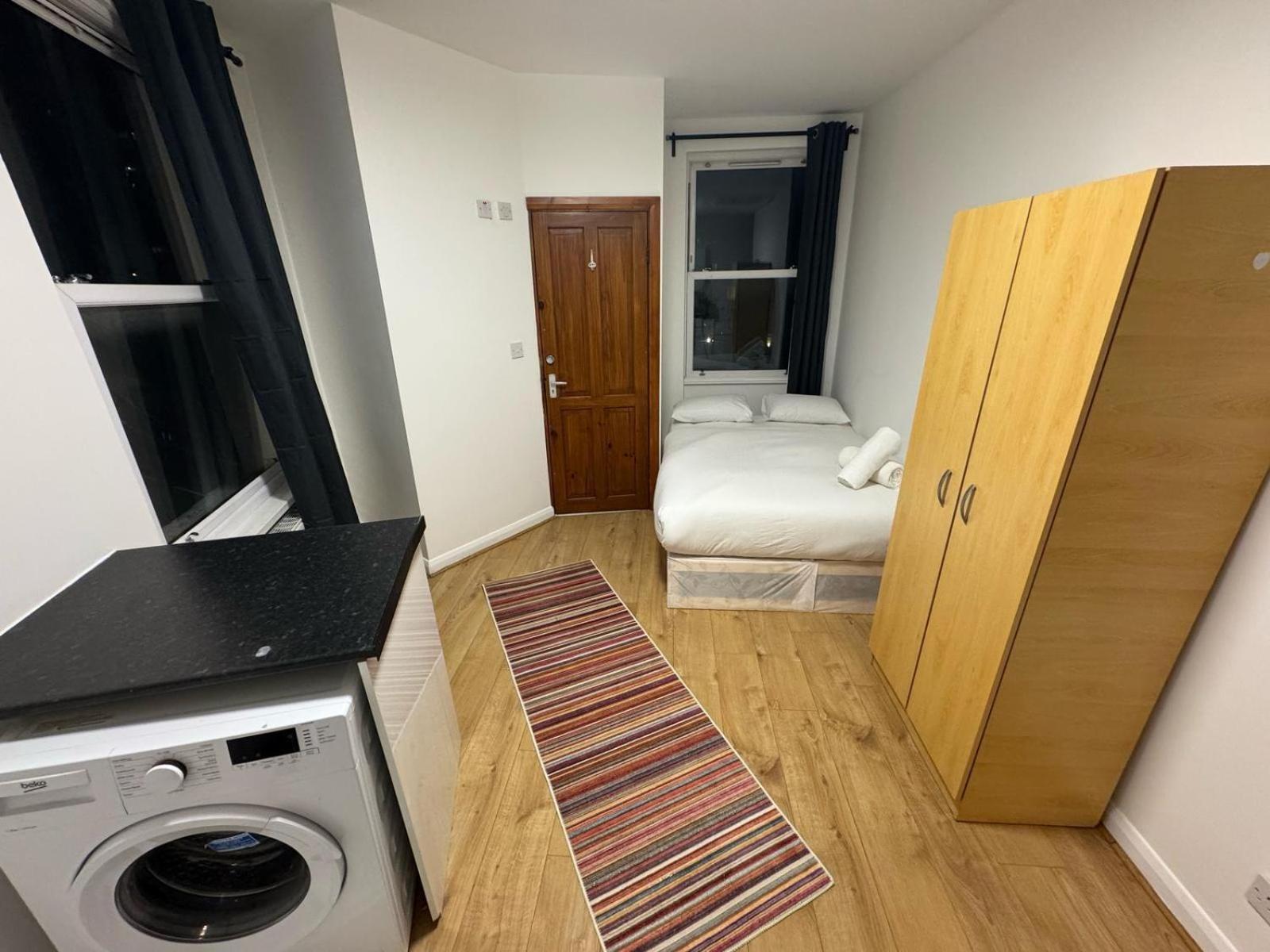 Modern Studios Queenspark London Room photo