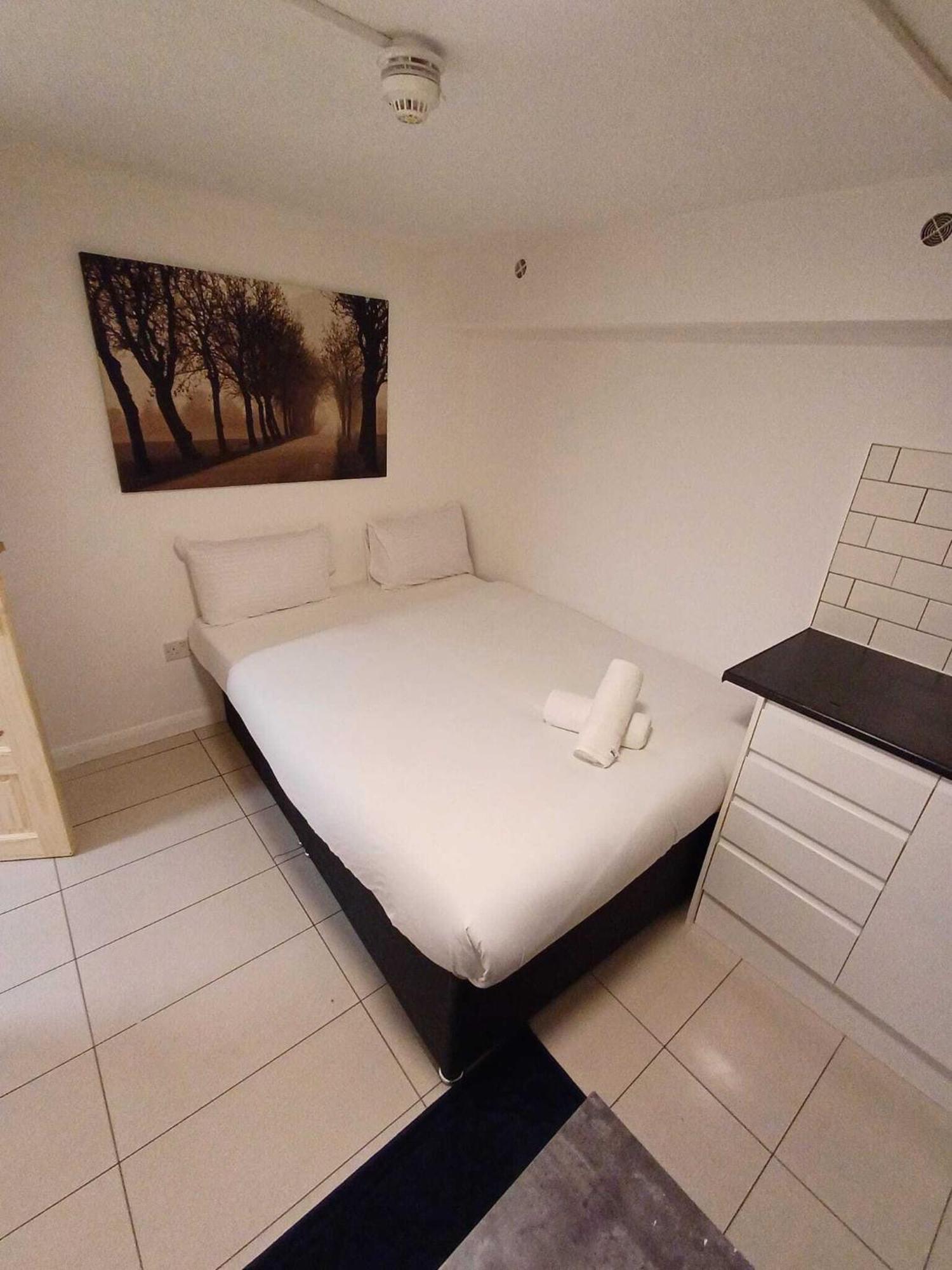 Modern Studios Queenspark London Room photo
