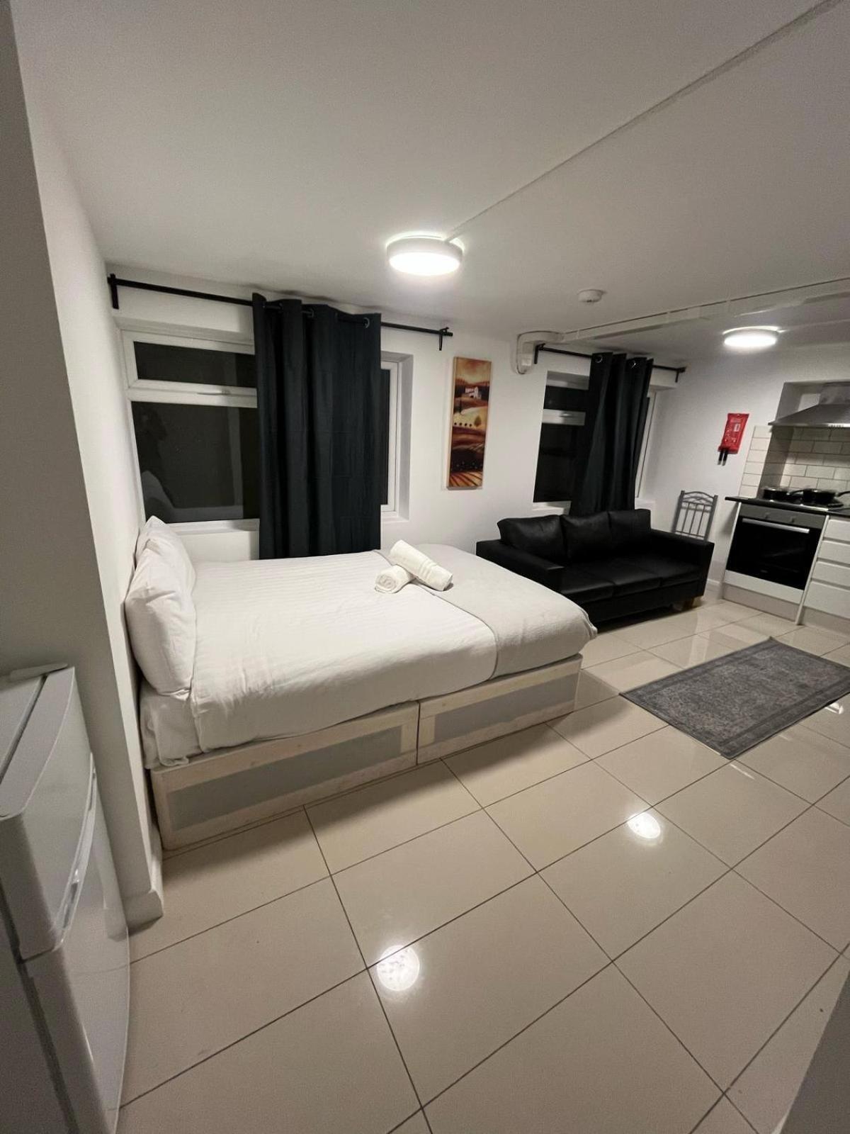 Modern Studios Queenspark London Room photo