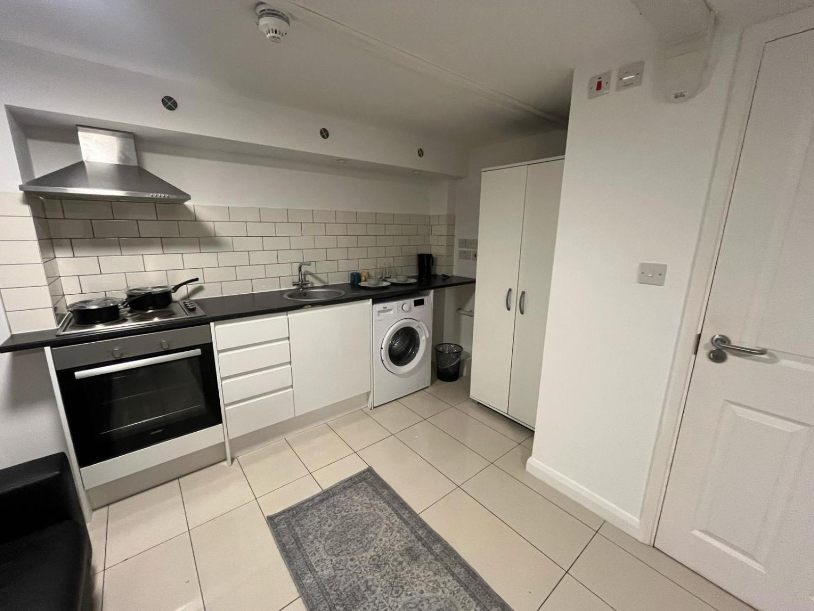 Modern Studios Queenspark London Room photo