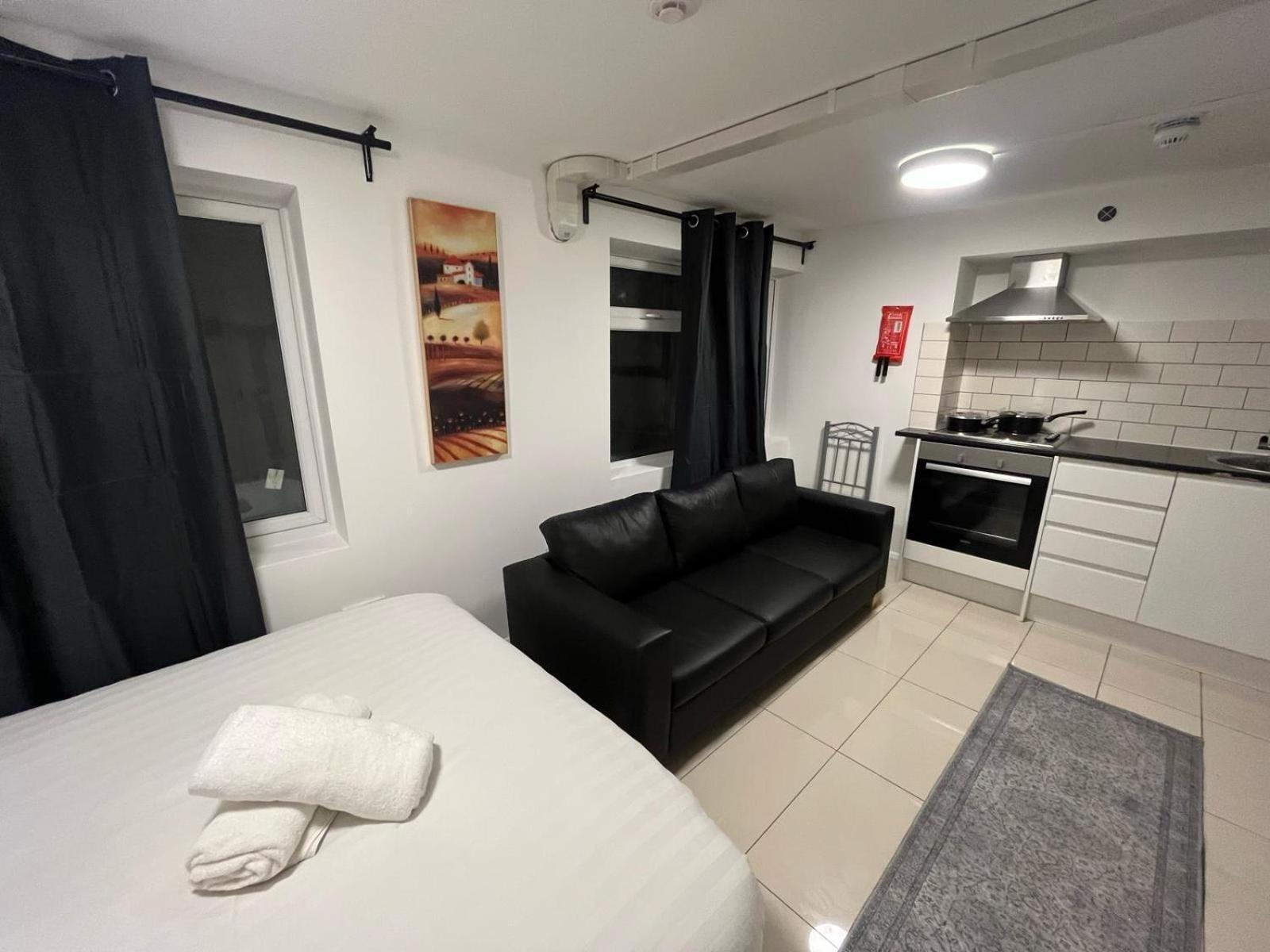 Modern Studios Queenspark London Room photo