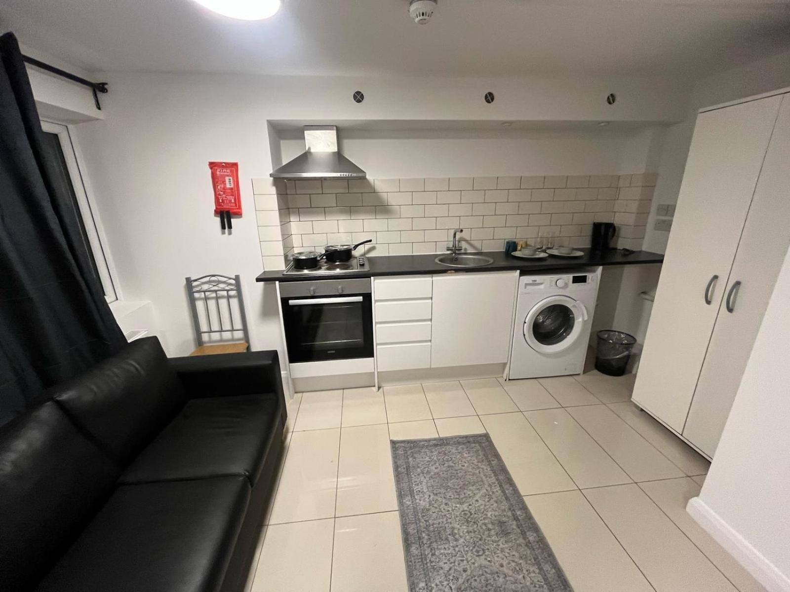 Modern Studios Queenspark London Room photo