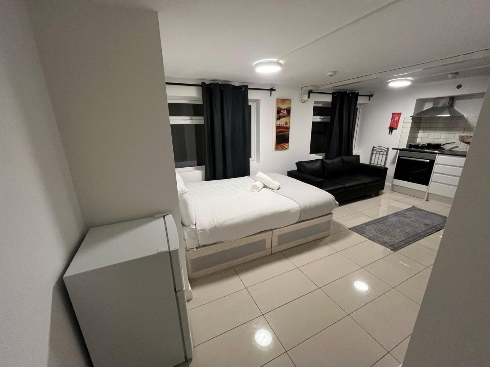 Modern Studios Queenspark London Room photo