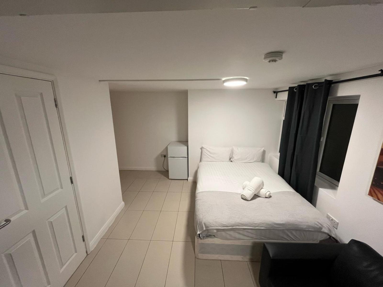 Modern Studios Queenspark London Room photo