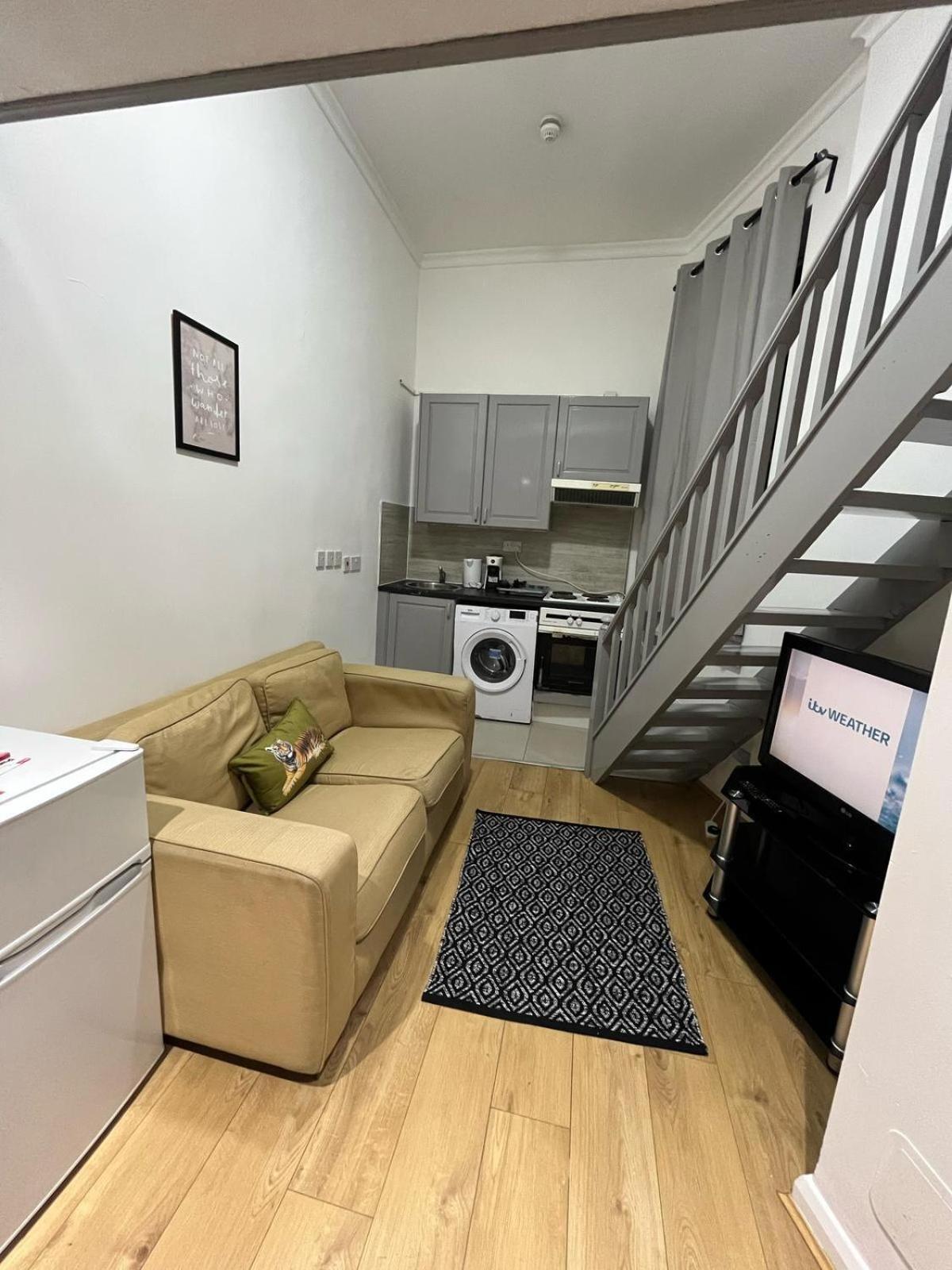 Modern Studios Queenspark London Room photo