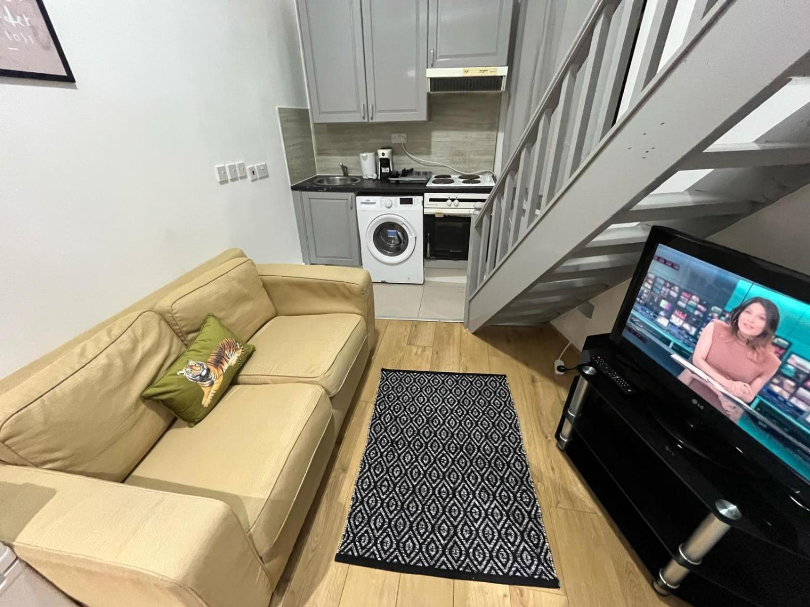 Modern Studios Queenspark London Room photo
